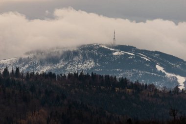 BIELSKO-BIALA, POLAND - 4 Ocak 2022: Beskids, Polonya 'daki Skrzyczne Dağı' nda panoramik manzara. Hrobacza Çayırından Görünüm  
