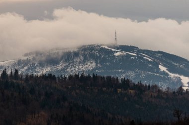 BIELSKO-BIALA, POLAND - 4 Ocak 2022: Beskids, Polonya 'daki Skrzyczne Dağı' nda panoramik manzara. Hrobacza Çayırından Görünüm  