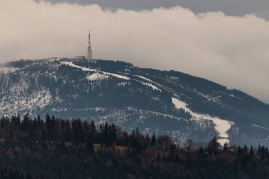 BIELSKO-BIALA, POLAND - 4 Ocak 2022: Beskids, Polonya 'daki Skrzyczne Dağı' nda panoramik manzara. Hrobacza Çayırından Görünüm  