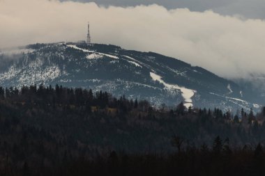 BIELSKO-BIALA, POLAND - 4 Ocak 2022: Beskids, Polonya 'daki Skrzyczne Dağı' nda panoramik manzara. Hrobacza Çayırından Görünüm  