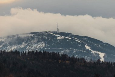 BIELSKO-BIALA, POLAND - 4 Ocak 2022: Beskids, Polonya 'daki Skrzyczne Dağı' nda panoramik manzara. Hrobacza Çayırından Görünüm  