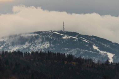 BIELSKO-BIALA, POLAND - 4 Ocak 2022: Beskids, Polonya 'daki Skrzyczne Dağı' nda panoramik manzara. Hrobacza Çayırından Görünüm  