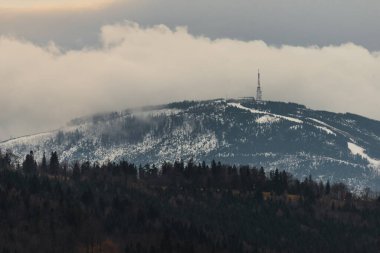 BIELSKO-BIALA, POLAND - 4 Ocak 2022: Beskids, Polonya 'daki Skrzyczne Dağı' nda panoramik manzara. Hrobacza Çayırından Görünüm  