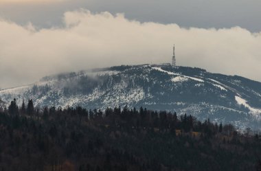 BIELSKO-BIALA, POLAND - 4 Ocak 2022: Beskids, Polonya 'daki Skrzyczne Dağı' nda panoramik manzara. Hrobacza Çayırından Görünüm  