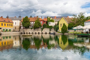 TAPOLCA, HUNGARY - 27 Ağustos 2021: Tapolca kasabasının merkezindeki eski kasaba binaları, Macaristan