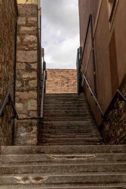 TAPOLCA, HUNGARY - 27 Ağustos 2021: Tapolca kasabasının merkezindeki eski kasaba binaları, Hungar