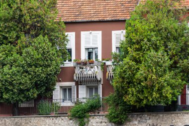 TAPOLCA, HUNGARY - 27 Ağustos 2021: Tapolca kasabasının merkezindeki eski kasaba binaları, Hungar