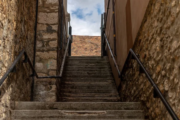 Foto Escaleras Piedra Antiguas Con Edificios Del Casco Antiguo Que — Foto de Stock