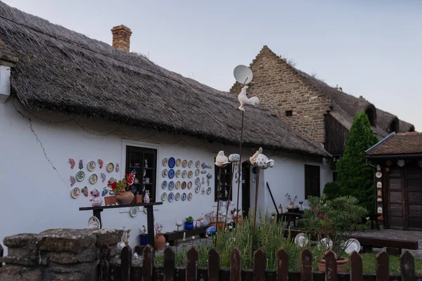 Tihany, Macaristan, Balaton Gölü 'ndeki Folklorik eski binaların fotoğrafı.