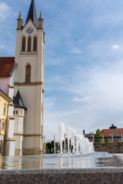 KESZTHELY, HUNGARY - 29 Ağustos 2021: Keszthely şehri, Macaristan, tarihi Balaton Gölü, tarihi kasaba, merkez meydan ve Macar Meryem Ana Kilisesi