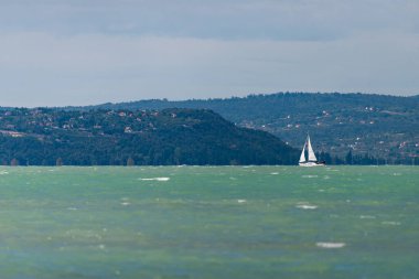 SIOFOK, HUNGARY - 31 Ağustos 2021: Balaton Gölü Yat, Macaristan, Siofok. 