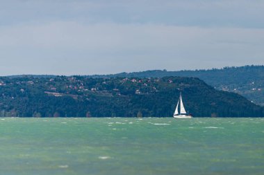 SIOFOK, HUNGARY - 31 Ağustos 2021: Balaton Gölü Yat, Macaristan, Siofok. 