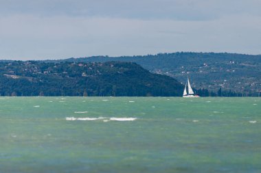 SIOFOK, HUNGARY - 31 Ağustos 2021: Balaton Gölü Yat, Macaristan, Siofok. 