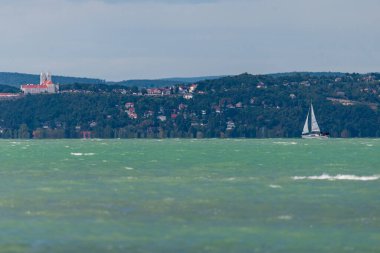 SIOFOK, HUNGARY - 31 Ağustos 2021: Balaton Gölü Yat, Macaristan, Siofok. 