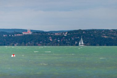 SIOFOK, HUNGARY - 31 Ağustos 2021: Balaton Gölü Yat, Macaristan, Siofok. 