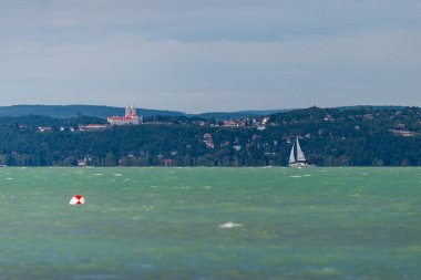 SIOFOK, HUNGARY - 31 Ağustos 2021: Balaton Gölü Yat, Macaristan, Siofok. 