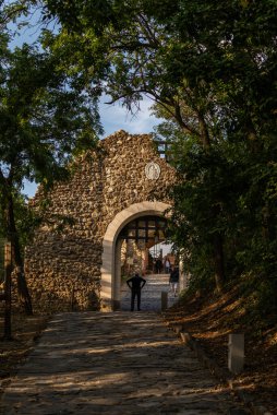 SZIGLIget, HUNGARY - 29 Ağustos 2021: Szigliget Şatosu, 13. yüzyıldan kalma ortaçağ kalesinin kalıntıları.
