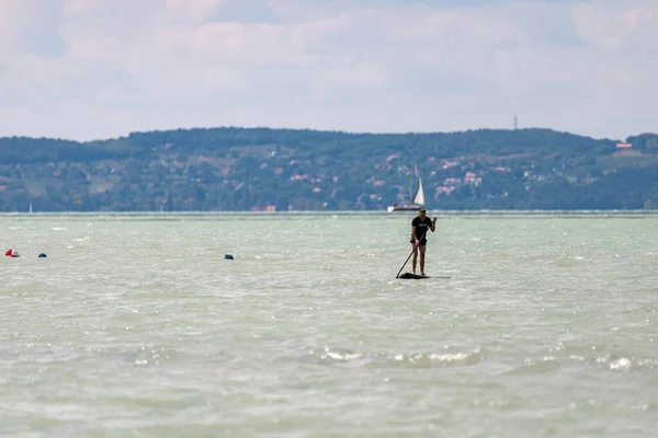 Siofok Hungary August 2021 Young Man Tourist Paddle Boarding Stand — Stock Photo, Image