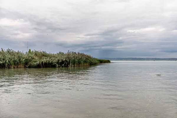 Foto Vom Ufer Des Plattensees Ungarn Bewölkter Himmel Als Hintergrund — Stockfoto