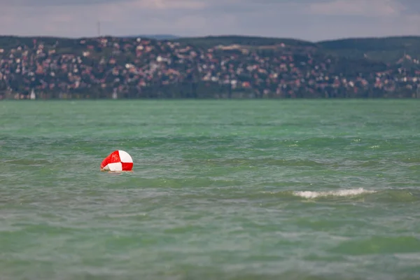 Fotografie Geamandura Roșie Albă Lacul Balaton Siofok Ungaria — Fotografie, imagine de stoc