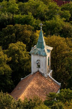 Macaristan, Szigliget 'deki Szigliget Kalesi' nin fotoğrafı. 13. yüzyıldan kalma ortaçağ Macar kalesinin kalıntıları.