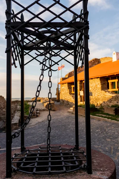 Macaristan, Szigliget 'deki Szigliget Kalesi' nin fotoğrafı. 13. yüzyıldan kalma ortaçağ Macar kalesinin kalıntıları.