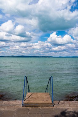 Macaristan, Siofok 'taki Balaton Gölü' nün fotoğrafı. Dramatik bulutlu gökyüzü ve mavi, suyu sarmala.