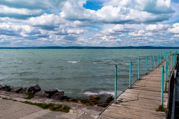Foto Lago Balaton Siofok Ungheria Drammatico Cielo Nuvoloso Blu Acqua — Foto Stock