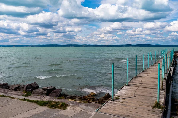 Fotó Balaton Tóról Siófokon Drámai Felhős Kék Turisztikai Víz — Stock Fotó