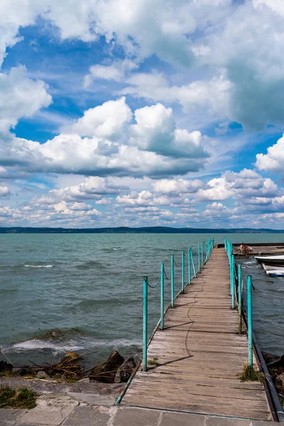 Fotó Balaton Tóról Siófokon Drámai Felhős Kék Turisztikai Víz — Stock Fotó