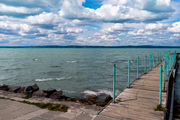 照片来自匈牙利索福克的巴拉顿湖 戏剧化的多云的天空和蓝色的 多彩的水 — 图库照片