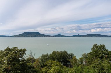Badacsony Hill 'in fotoğrafı, Macaristan' ın Balaton Highland şehrindeki ünlü asma bölgesi. Fonyod sekmesinden görüntüle