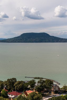 Badacsony Hill 'in fotoğrafı, Macaristan' ın Balaton Highland şehrindeki ünlü asma bölgesi. Fonyod sekmesinden görüntüle