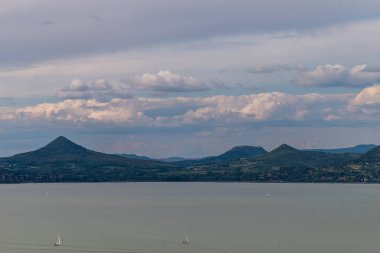 Badacsony Hill 'in fotoğrafı, Macaristan' ın Balaton Highland şehrindeki ünlü asma bölgesi. Fonyod sekmesinden görüntüle