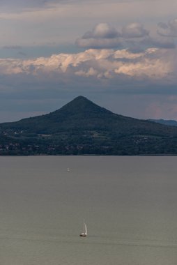 Badacsony Hill 'in fotoğrafı, Macaristan' ın Balaton Highland şehrindeki ünlü asma bölgesi. Fonyod sekmesinden görüntüle