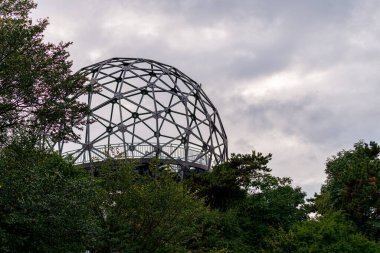 Macaristan, Balatonboglar 'daki Sphere Gözcü Kulesi' nin fotoğrafı. Balaton Gölü ve Badacsony Tepesi manzaralı bir turizm gezisi.