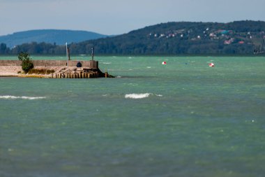 Macaristan, Siofok 'taki Balaton Gölü' nün fotoğrafı. Dramatik bulutlu gökyüzü ve mavi, suyu sarmala.