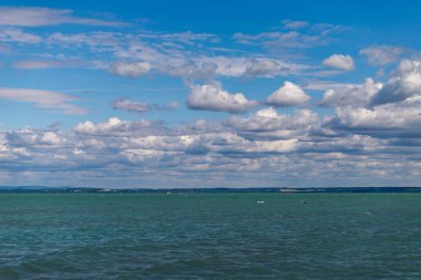 Macaristan, Siofok 'taki Balaton Gölü' nün fotoğrafı. Dramatik bulutlu gökyüzü ve mavi, suyu sarmala.