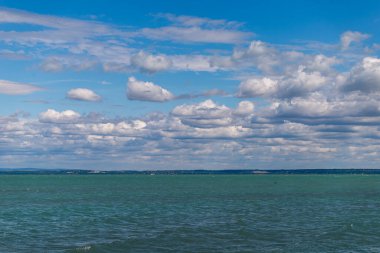 Macaristan, Siofok 'taki Balaton Gölü' nün fotoğrafı. Dramatik bulutlu gökyüzü ve mavi, suyu sarmala.