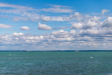 Macaristan, Siofok 'taki Balaton Gölü' nün fotoğrafı. Dramatik bulutlu gökyüzü ve mavi, suyu sarmala.