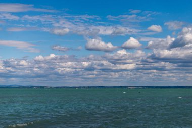 Macaristan, Siofok 'taki Balaton Gölü' nün fotoğrafı. Dramatik bulutlu gökyüzü ve mavi, suyu sarmala.