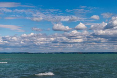 Macaristan, Siofok 'taki Balaton Gölü' nün fotoğrafı. Dramatik bulutlu gökyüzü ve mavi, suyu sarmala.