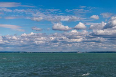 Macaristan, Siofok 'taki Balaton Gölü' nün fotoğrafı. Dramatik bulutlu gökyüzü ve mavi, suyu sarmala.