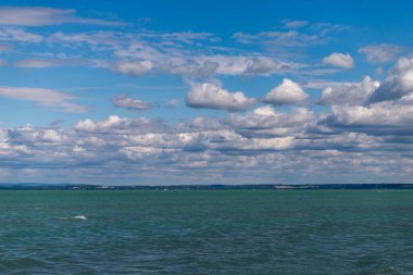 Macaristan, Siofok 'taki Balaton Gölü' nün fotoğrafı. Dramatik bulutlu gökyüzü ve mavi, suyu sarmala.