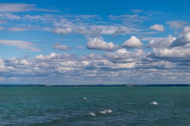 Macaristan, Siofok 'taki Balaton Gölü' nün fotoğrafı. Dramatik bulutlu gökyüzü ve mavi, suyu sarmala.