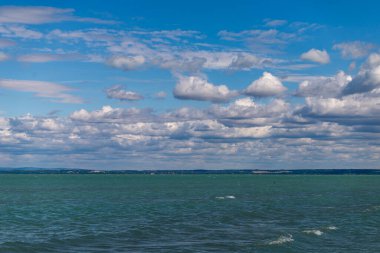 Macaristan, Siofok 'taki Balaton Gölü' nün fotoğrafı. Dramatik bulutlu gökyüzü ve mavi, suyu sarmala.