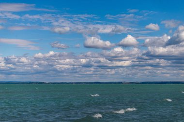 Macaristan, Siofok 'taki Balaton Gölü' nün fotoğrafı. Dramatik bulutlu gökyüzü ve mavi, suyu sarmala.