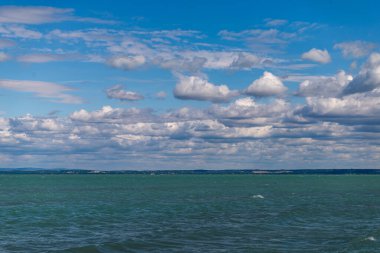 Macaristan, Siofok 'taki Balaton Gölü' nün fotoğrafı. Dramatik bulutlu gökyüzü ve mavi, suyu sarmala.