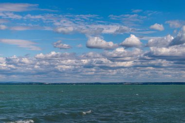 Macaristan, Siofok 'taki Balaton Gölü' nün fotoğrafı. Dramatik bulutlu gökyüzü ve mavi, suyu sarmala.