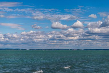 Macaristan, Siofok 'taki Balaton Gölü' nün fotoğrafı. Dramatik bulutlu gökyüzü ve mavi, suyu sarmala.